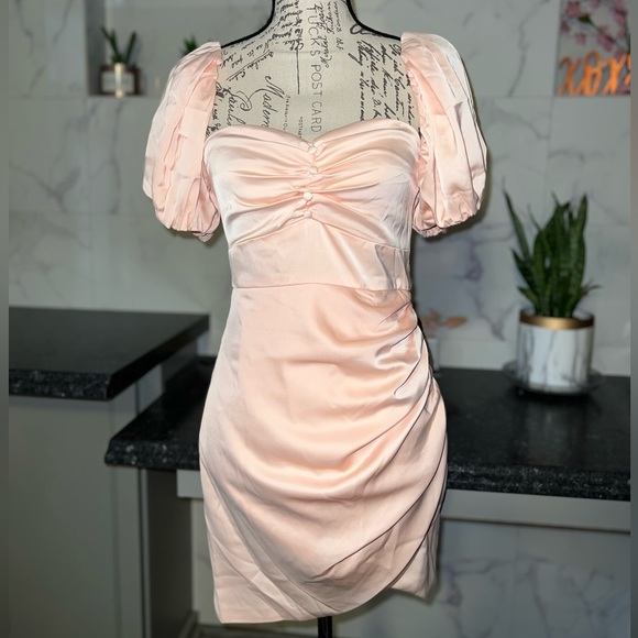 NWT - Fashion Nova - SM zip back, puffy sleeves, side cinch, sweetheart neckline - Picture 3 of 5